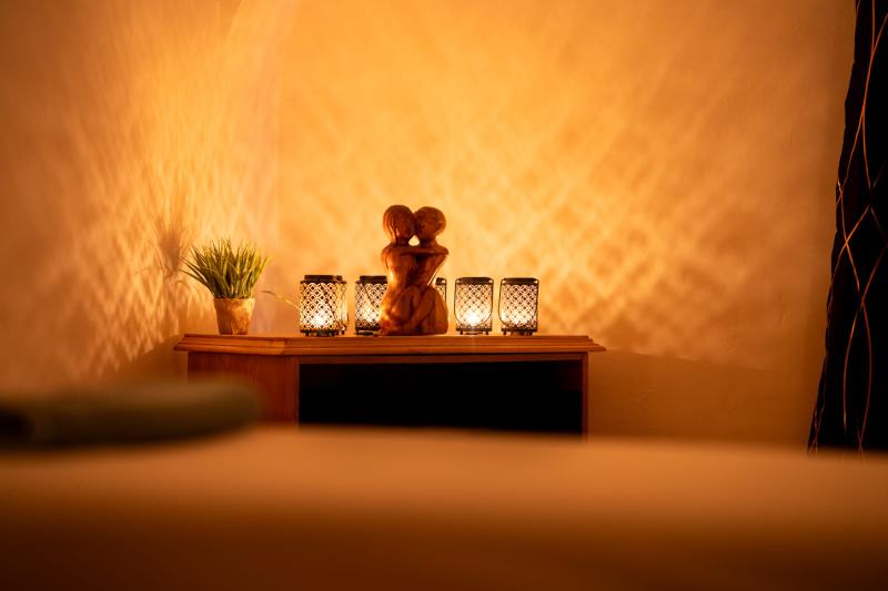 Dekorace se sochou a svíčkami