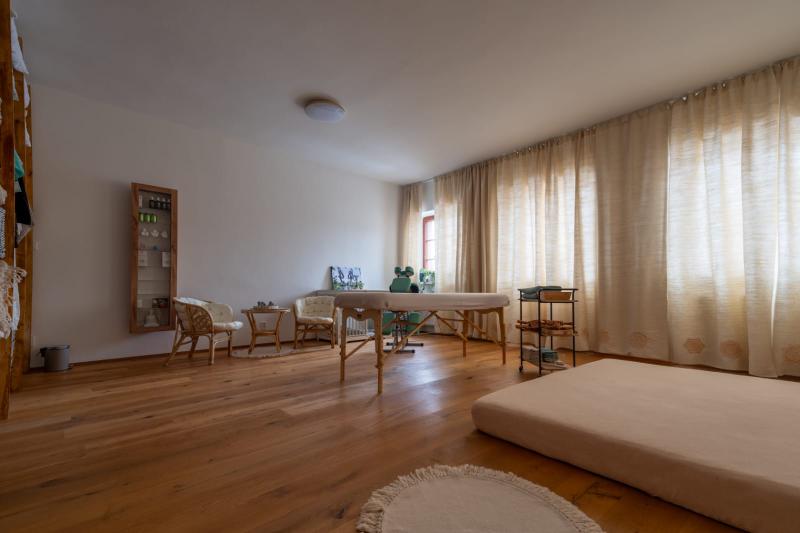 Masážní místnost s dřevěnou podlahou