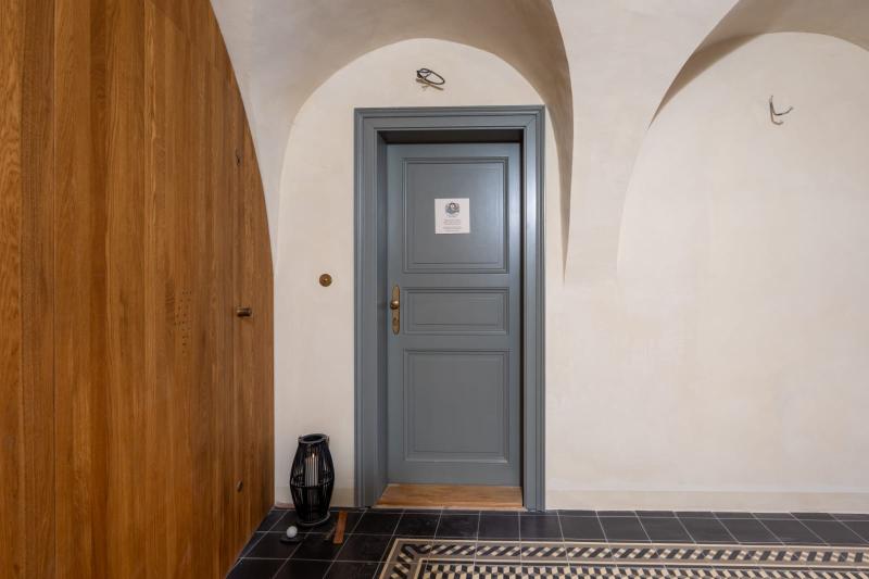 Vstupní dveře s klenutým stropem