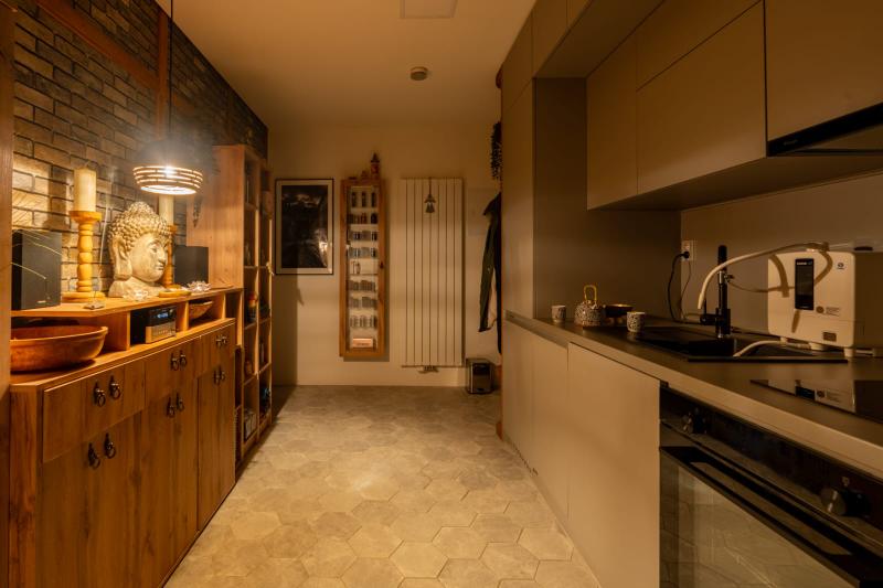 Kuchyňka s dřevěným nábytkem