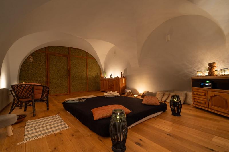 Masážní místnost s černou matrací