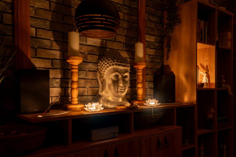 Buddha socha s cihlovou zdí