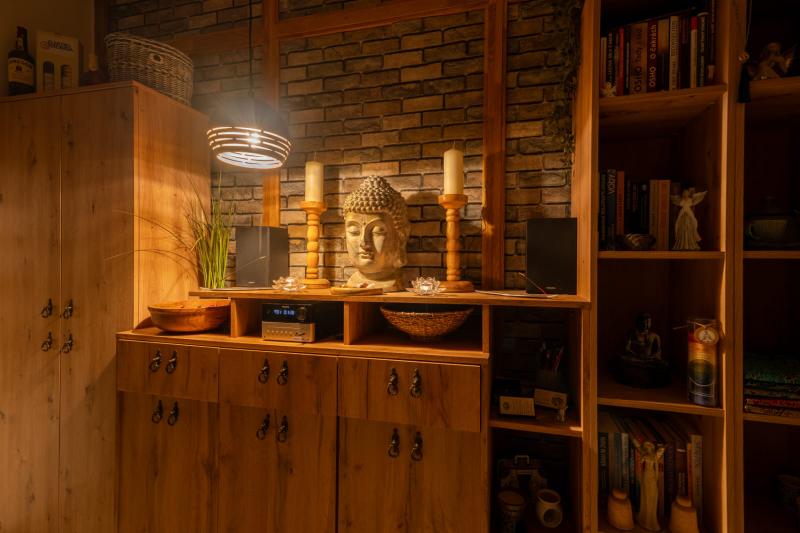 Dřevěný nábytek s Buddha sochou